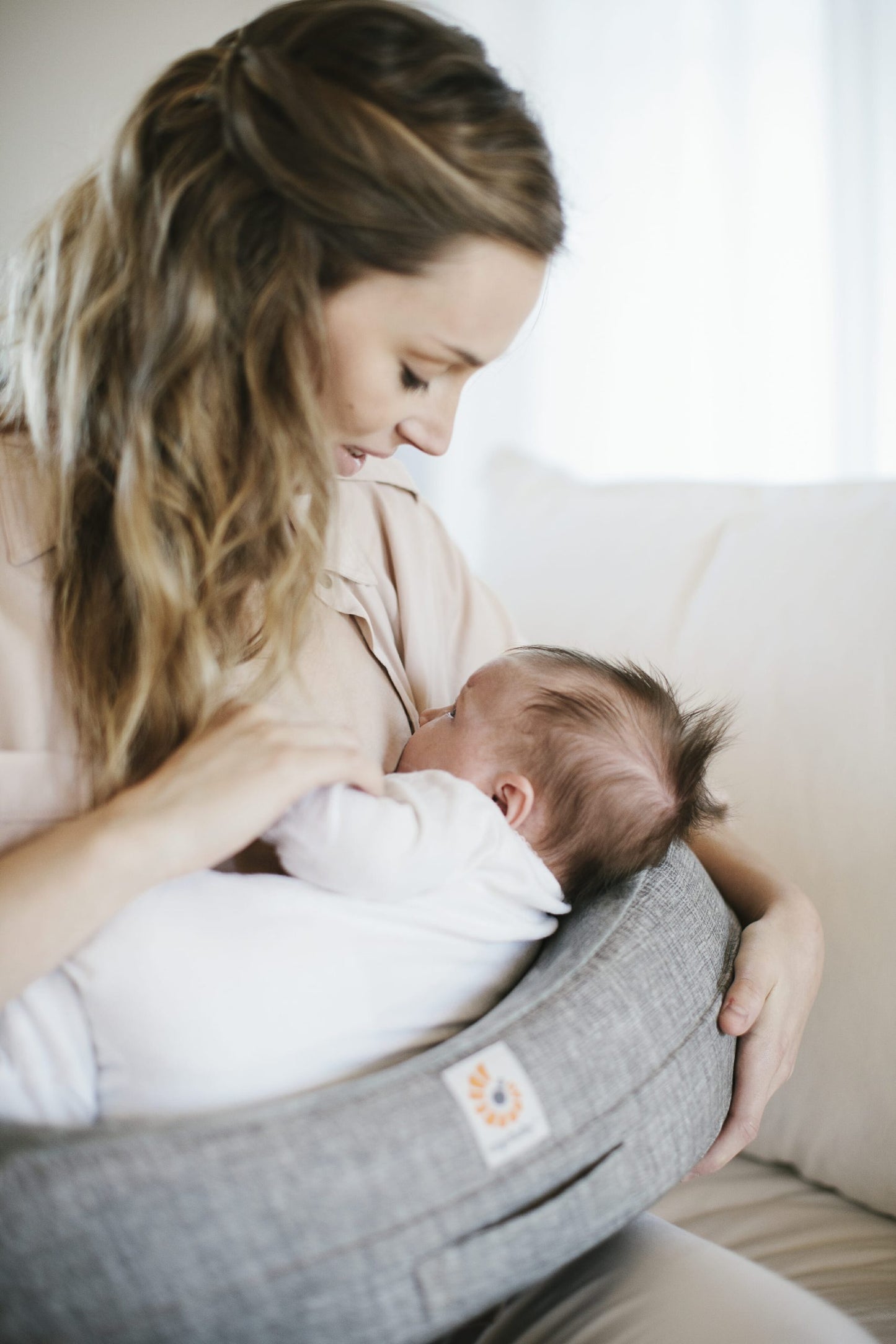 Gối cho bé bú Ergobaby Pillow